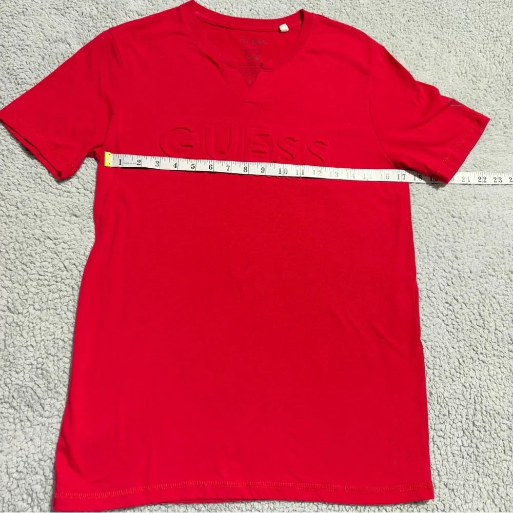 👉 GUESS Los Angeles Men’s Adult Casual Red Embossed Logo T-Shirt – Size M - Picture 5 of 7